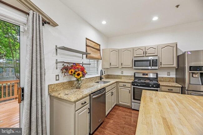 Building Photo - 633 Baystone Ct