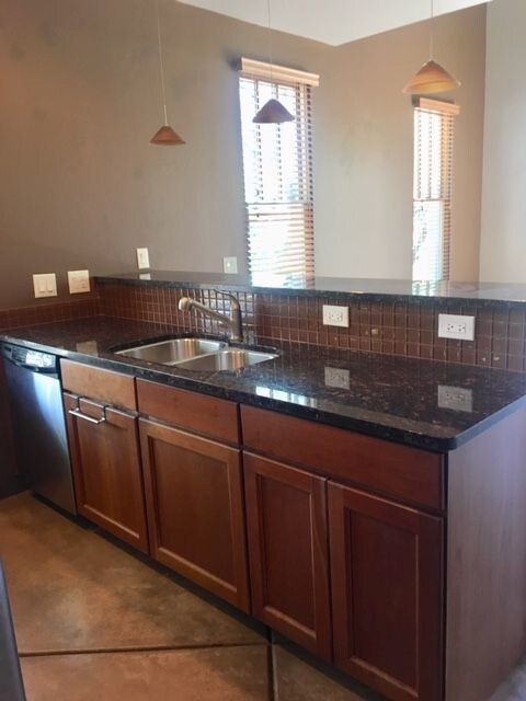 Building Photo - Modern loft style unit close to downtown