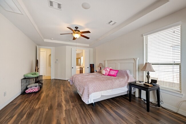 Building Photo - 4627 Miramar Dr