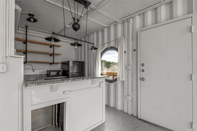 Building Photo - 1400 Sycamore Ave