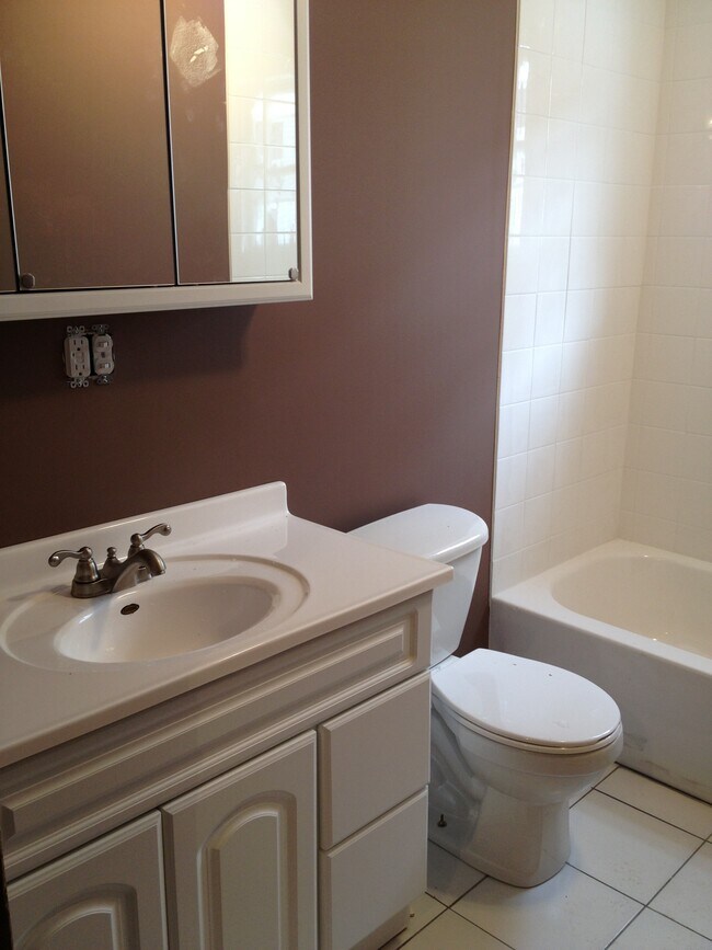 Building Photo - 1823 W Cornelia Ave