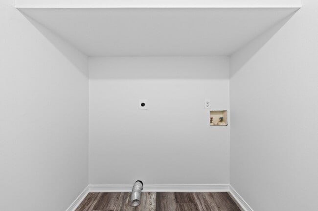 Building Photo - Beautifully Updated Townhouse