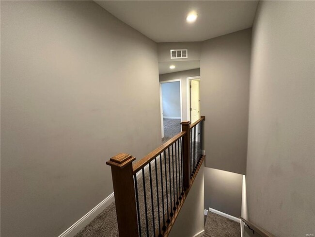 Building Photo - Sleek 2 bedroom townhome ready for immedia...