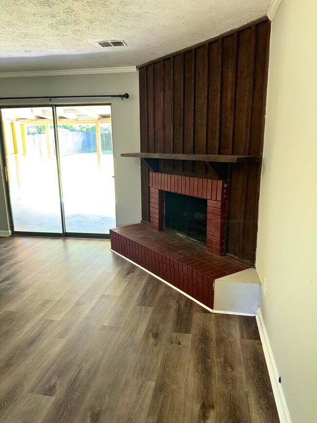 Building Photo - AVAILABLE NOW!!!