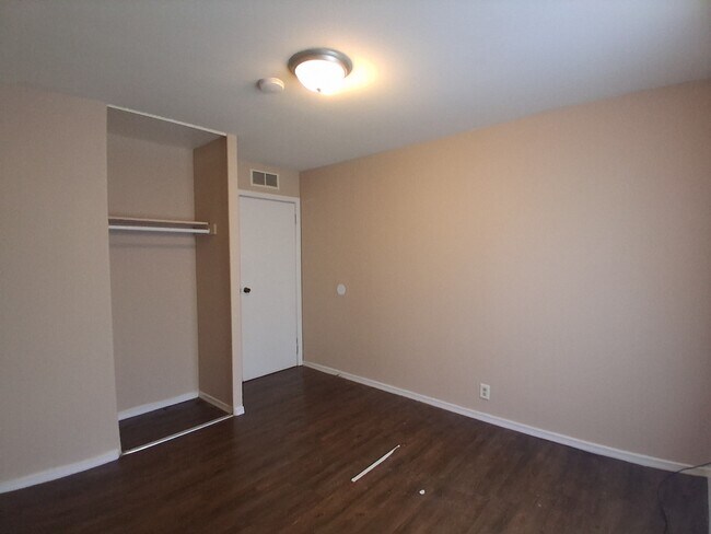 Building Photo - 908 Knollcrest Dr