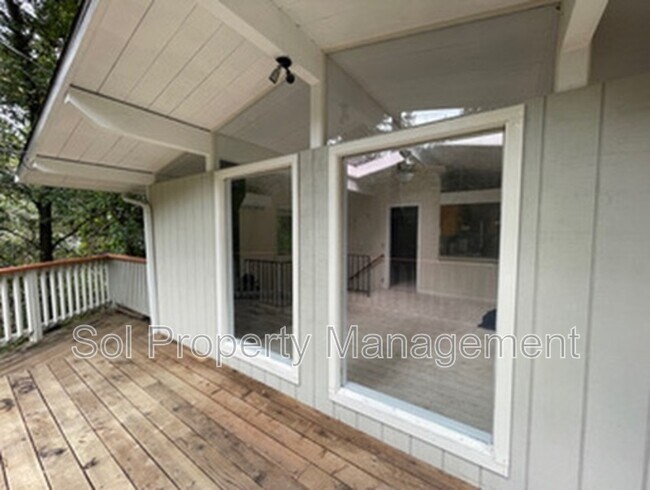 Building Photo - 175 S Redwood Dr