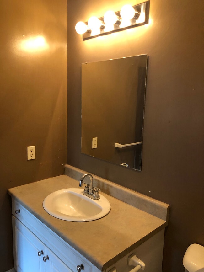 Building Photo - 8 Walnut St