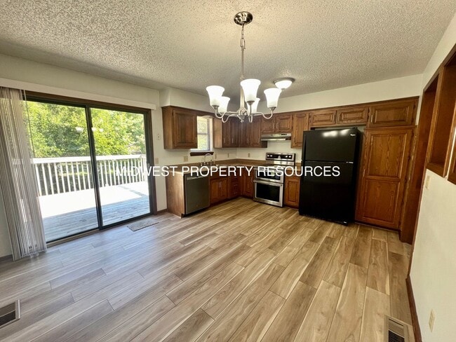Building Photo - Freshly Updated 3 Bedroom Duplex