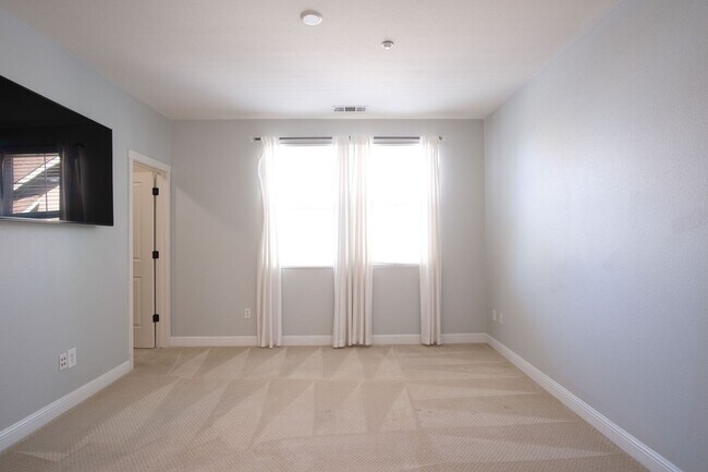 Building Photo - Spacious 3-Bed, 3.5-Bath Townhome in the H...