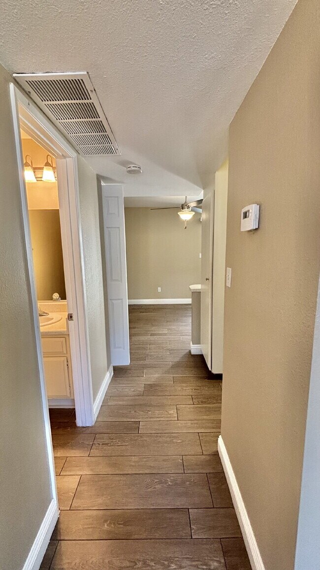 Building Photo - 2 Bedrooms Townhome Availble For Rent in I...