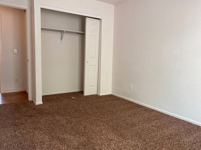 Building Photo - Wonderfully updated and maintained 3 bedro...