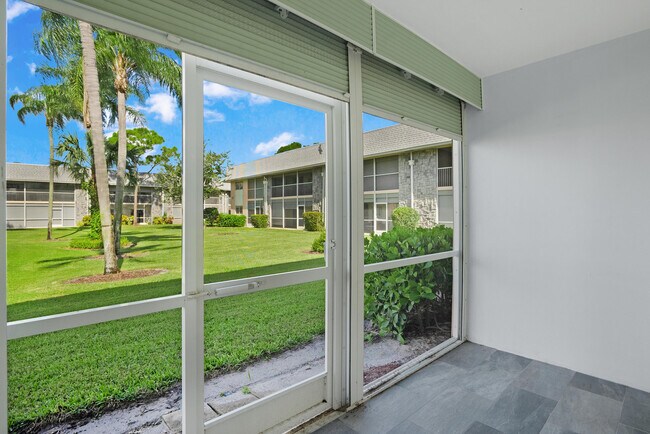 Building Photo - 18081 SE Country Club Dr