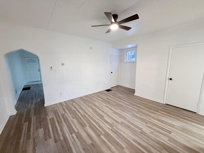 Building Photo - 537 McCully St