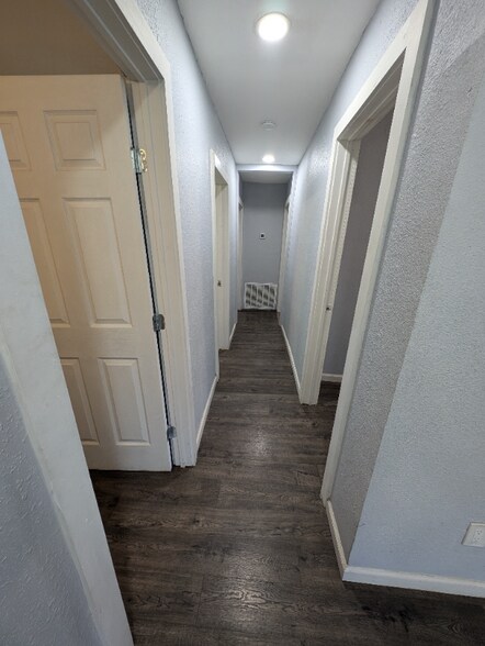 Building Photo - 406 Goliad St