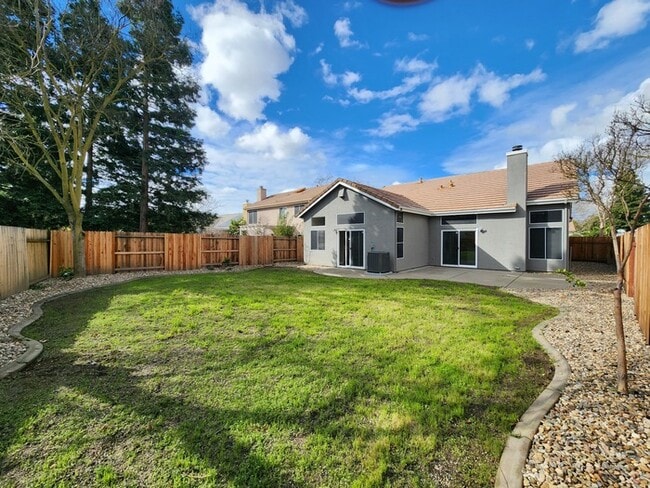 Building Photo - Beautifully remodeled 4 bedroom, 2 bathroo...