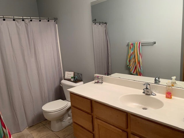Upper full bathroom - 423 Cedar Pl