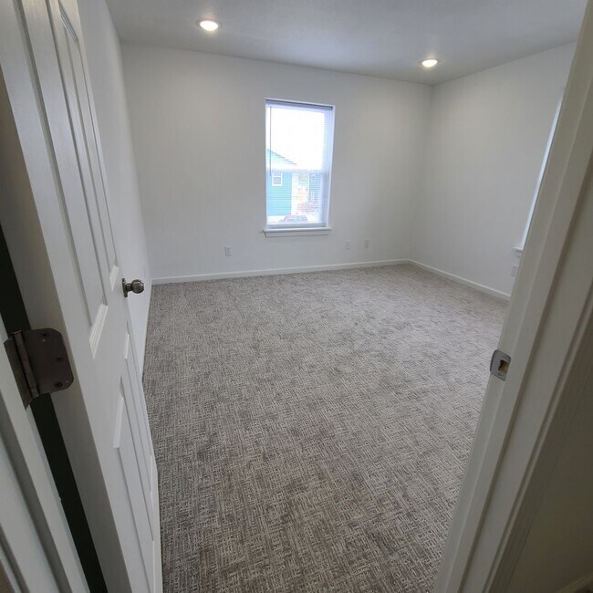 Building Photo - Townhomes Now Available in Strafford MO!