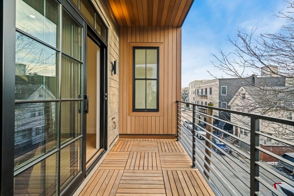 Building Photo - 224 W 9th St