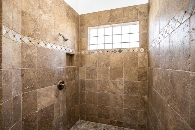 Building Photo - Oh Wow!! Beautiful 5BR/3.5BA Custom Home w...