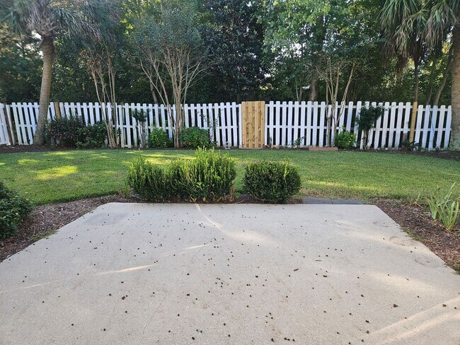 Building Photo - 350 Hanna Dr