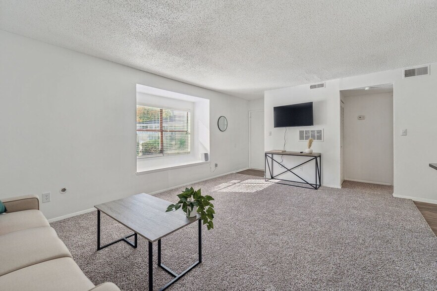 Building Photo - 3027 Northwood Dr
