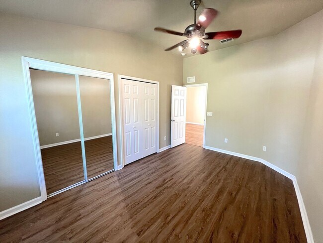 Building Photo - Huge 4 Bed 3 Bath 2 Car Townhome w FENCED YARD  for Rent!
