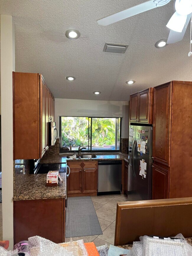 Building Photo - 7689 W Country Club Blvd