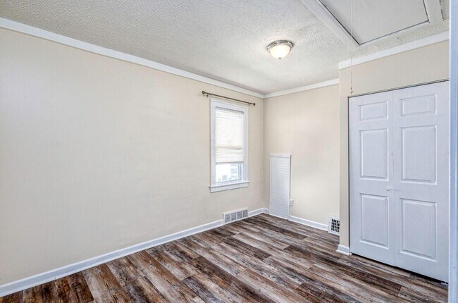 Building Photo - 77 W Bernhard Ave