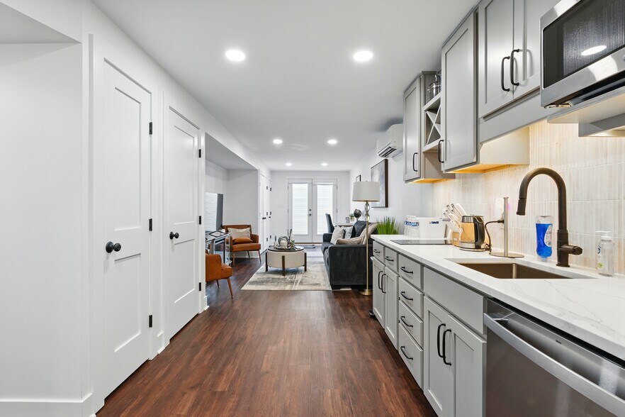 Building Photo - 8125 Bayou Bend Blvd