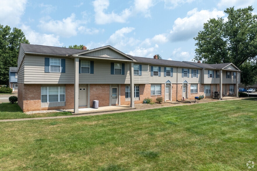 Building Photo - Four Seasons Apartments and Townhomes