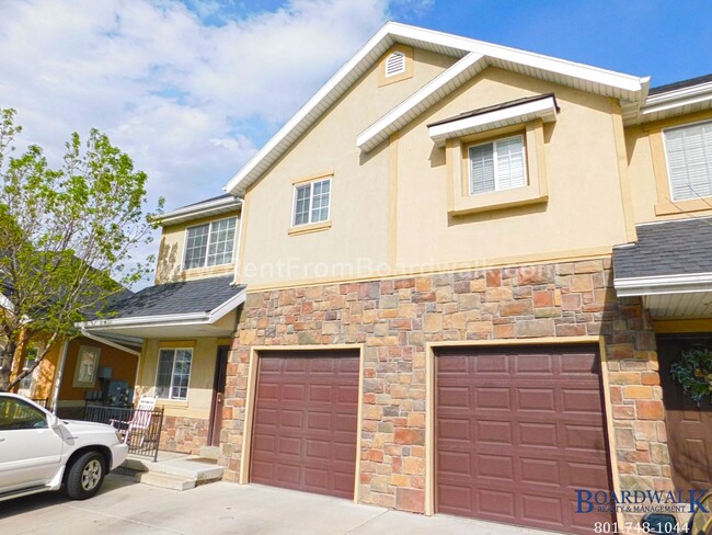 Building Photo - Beautiful 3 Bedroom Townhome End Unit in D...