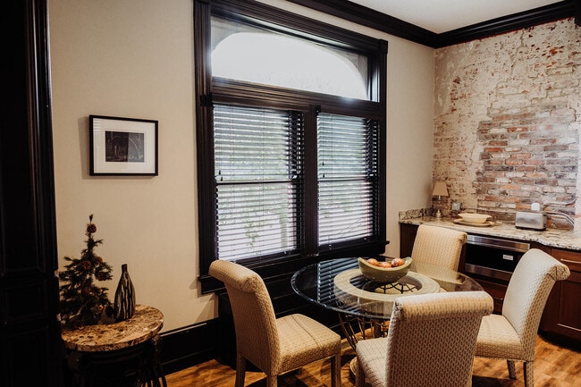 Building Photo - 275 S Limestone