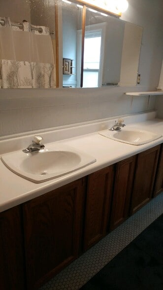 Bath - 734 Auburn Ave