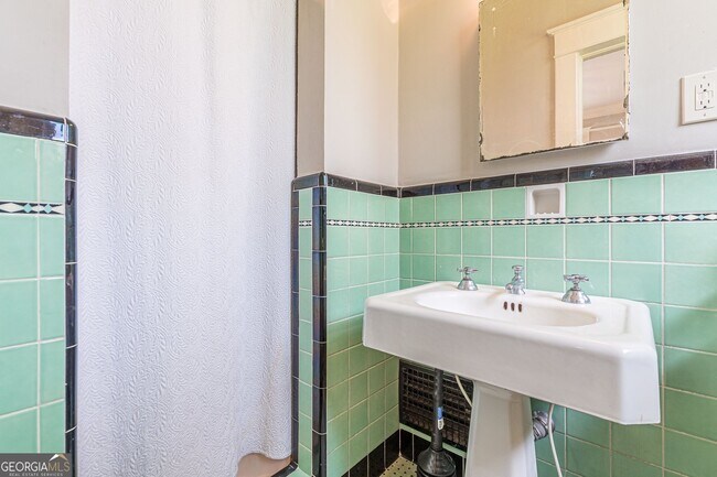 Building Photo - 1878 Cambridge Ave