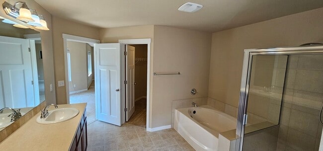 Building Photo - Spacious Port Orchard Home