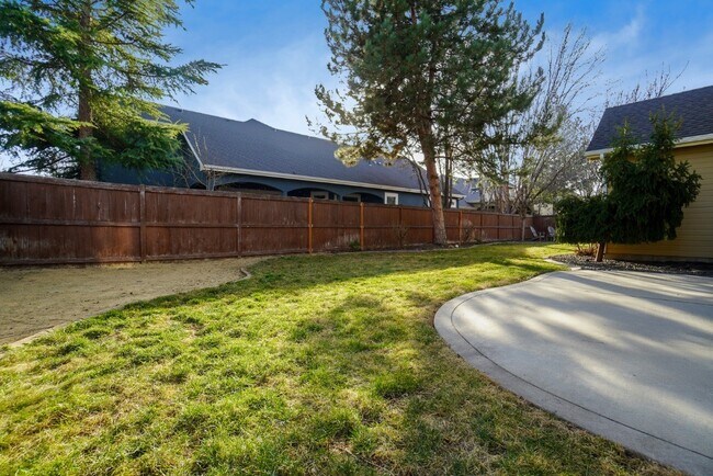 Building Photo - 2319 E Challis St