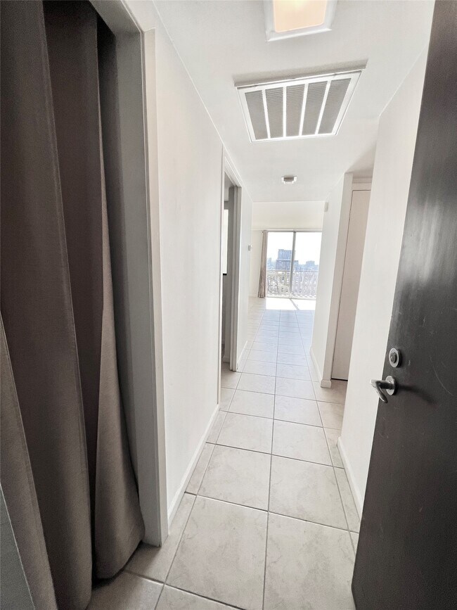 Building Photo - 2016 Main St