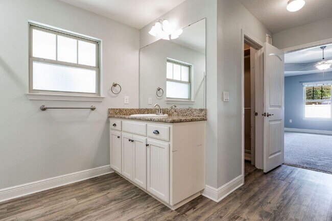 Building Photo - Spacious 4-Bedroom / 3 Bathroom + Office c...