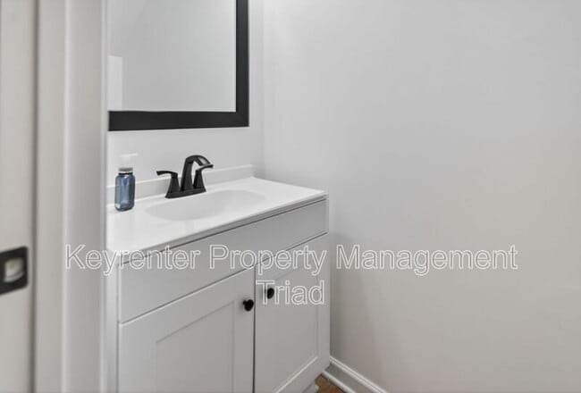 Building Photo - 2 Blue Stone Ln