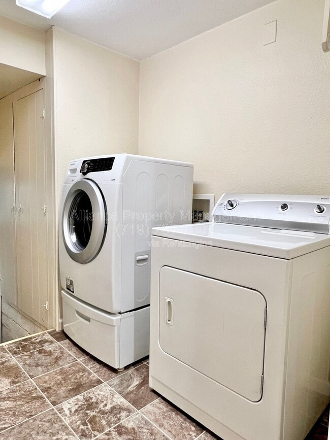 Building Photo - 401 Cheyenne Blvd