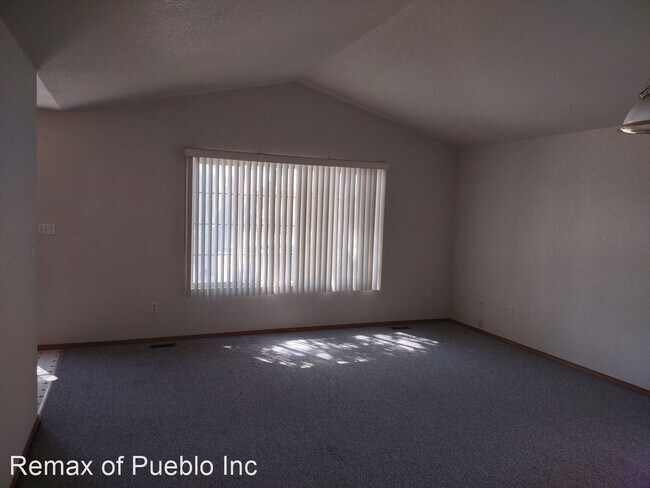 Building Photo - 3 br, 2 bath House - 5045 PIONEER
