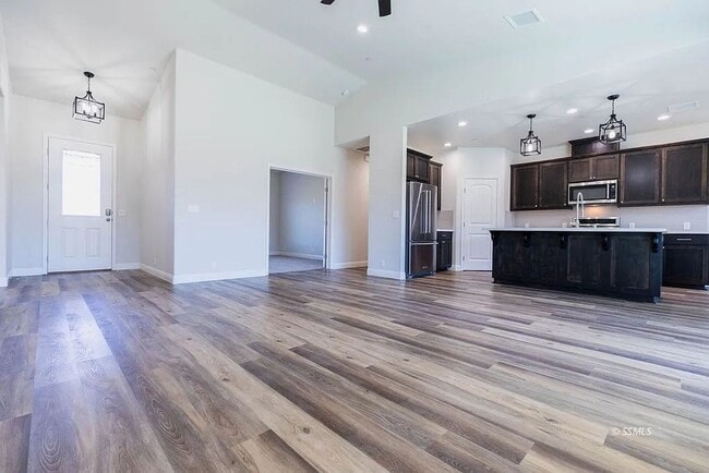 Building Photo - Charming 4-Bedroom Home with Modern Upgrad...