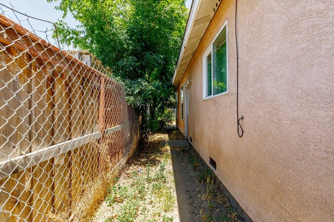 Building Photo - 3 bed 2 bath home for RENT in Modesto by H...