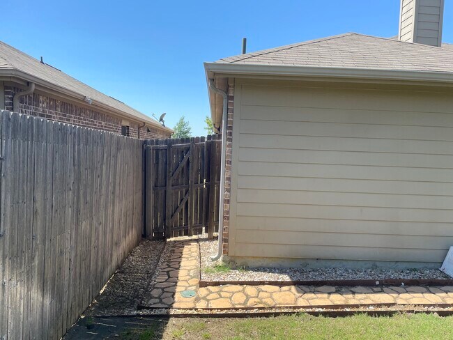 Building Photo - 701 Cheyenne Dr