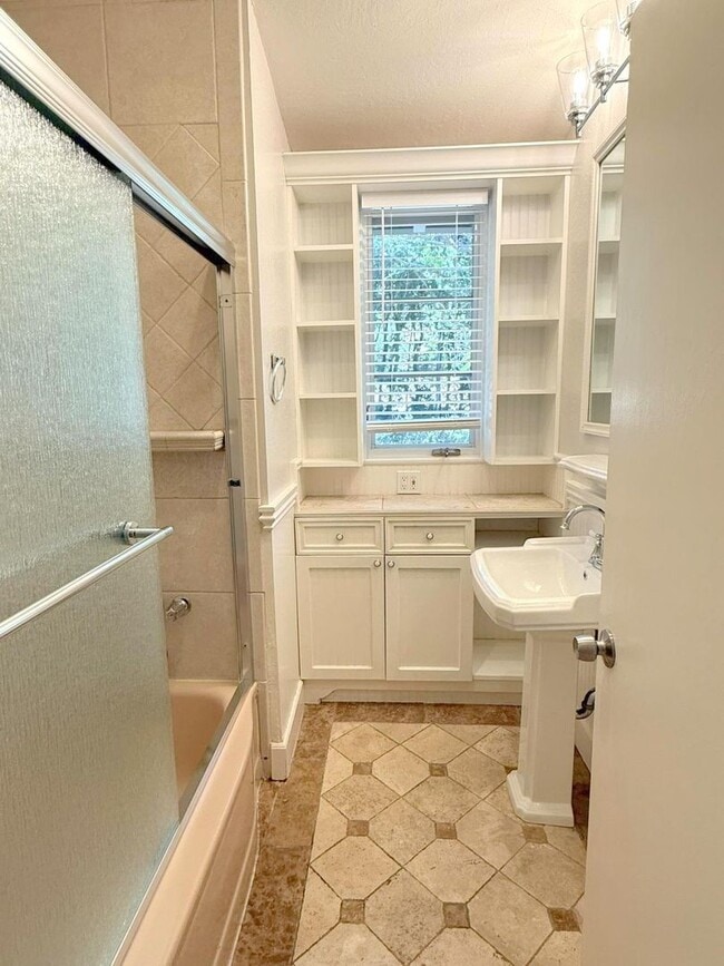 Building Photo - REDUCED ! Sprawling Westside Walnut Creek ...