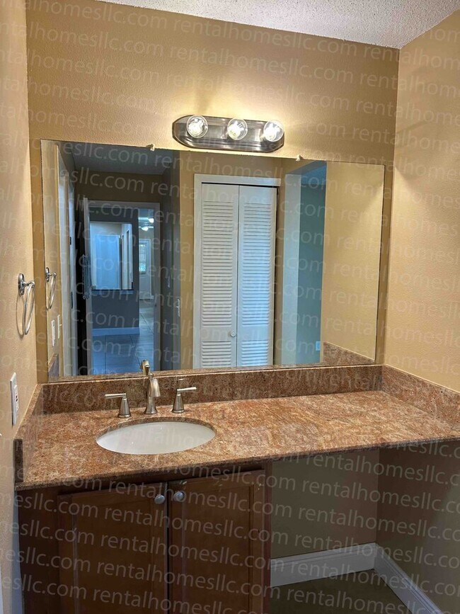 Building Photo - Remodeled Patio Home, Minutes Away From UCF, Technology Park, & the E/W Expressway