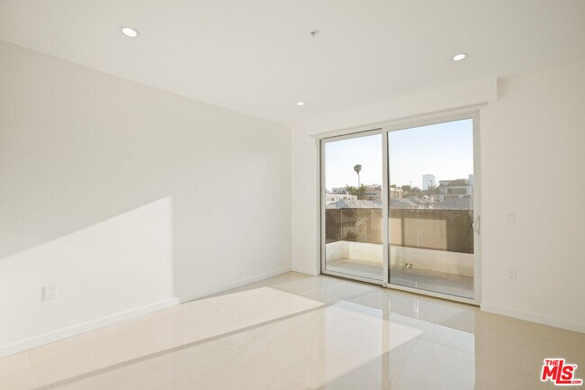 Building Photo - 1414 S Beverly Dr