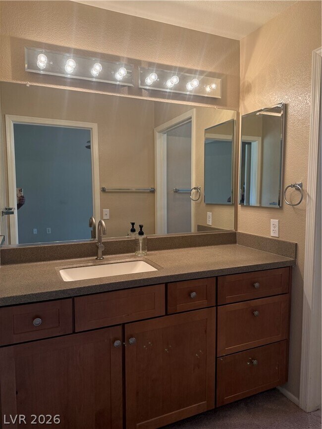 Building Photo - 2425 Showcase Dr