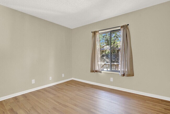 Building Photo - 206 Foxtail Dr