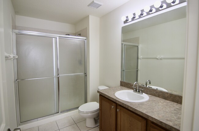 2 bathroom - 10619 Shady Falls Ct